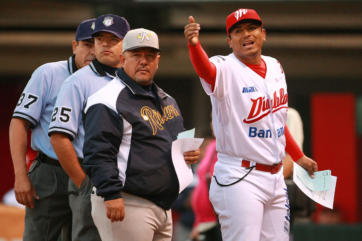 Miguel Ojeda (der.) guía el intenso trabajo de pretemporada de los Diablos Rojos del México en Mazatlán, Sinaloa. (Jam Media)