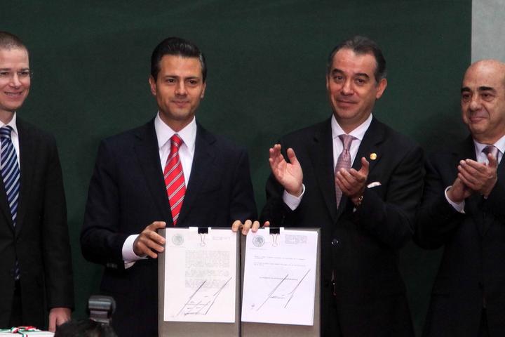 Ceremonia. Peña Nieto, acompañado de Ricardo Anaya, Raúl Cervantes y Jesús Murillo.