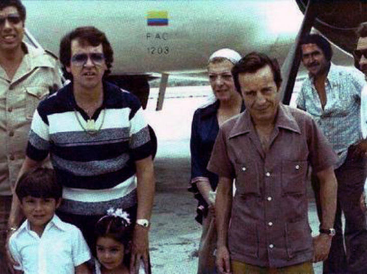 La foto que circula muestra supuestamente a Pablo Escobar en el fondo. (Especial)
