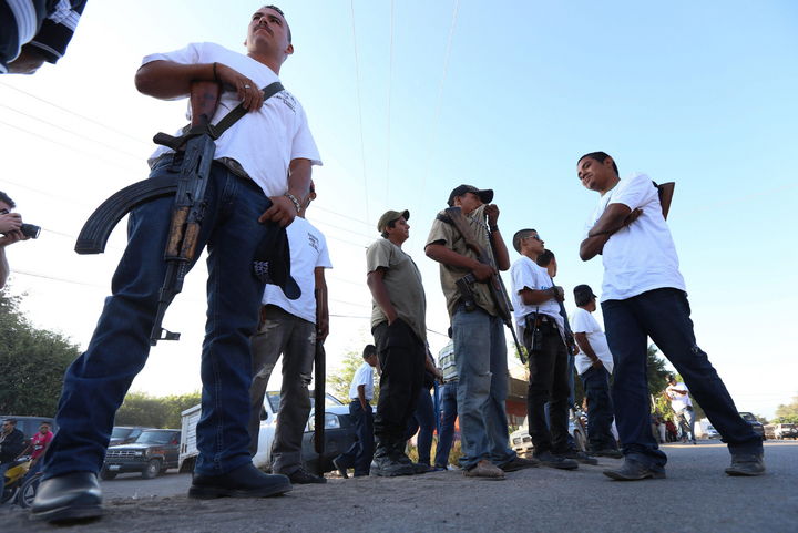Reunión. Grupos de Autodefensas acordaron con el Gobierno federal que se abstendrán de entrar a las cabeceras municipales. 