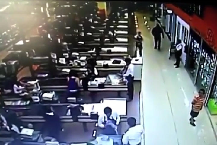 El video fue captado por el sistema de seguridad interno de la tienda. (YouTube)