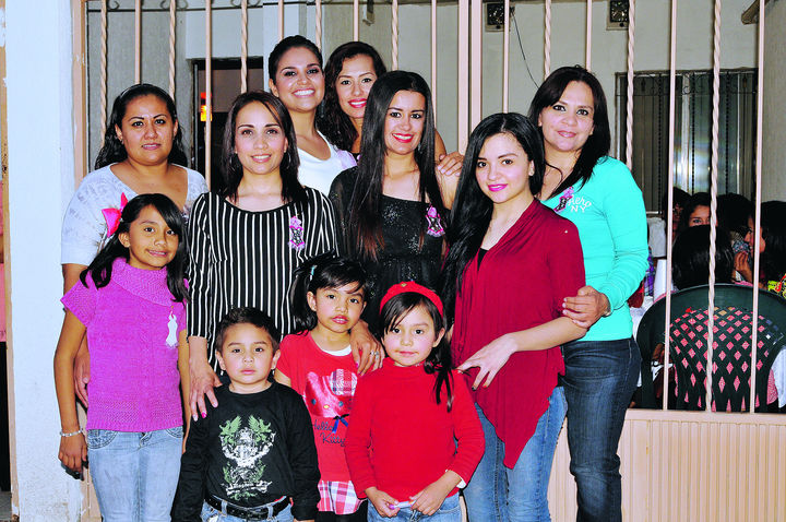   Graciela, Estela, Yéssica, Rocío, Érika, Andrea, Diana, Valeria, Paquito, Ximena y Camila.
