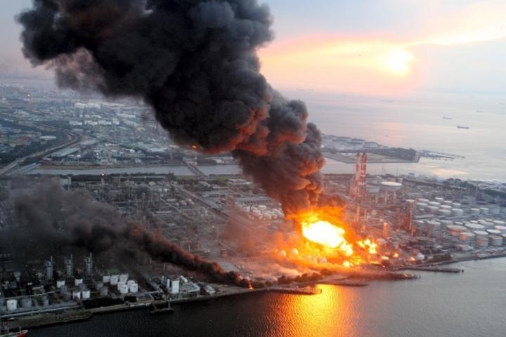  El edificio de contención que albergaba un depósito de acero con el reactor se vino abajo a causa de la explosión, que dejó una enorme columna de humo visible a decenas de kilómetros durante varias horas. (ARCHIVO)