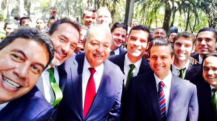 Peña Nieto se toma 'selfie' junto a Carlos Slim