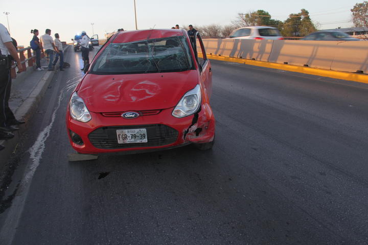 El accidente se registró alrededor de las 17:30 horas y en el mismo participó el automóvil Ford Fiesta color rojo, el cual era conducido por Jesús García de los Santos, quien resultó con algunas heridas que le fueron atendidas en el lugar por paramédicos de Cruz Roja. (EL SIGLO DE TORREÓN)