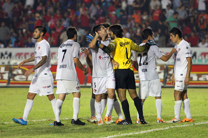 Los jugadores del Atlas festejaron una gran victoria. Atlas respira, vence 1-0 al Veracruz 