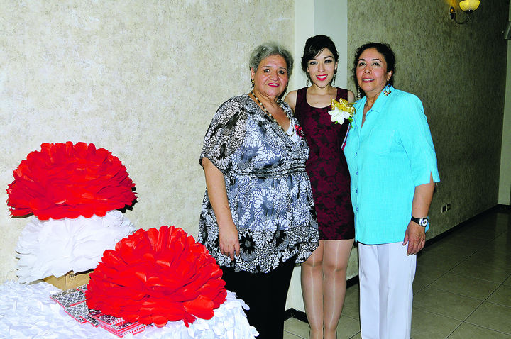   Elizabeth González Navarro y Rosa Oralia Rangel con Tania Uribe.