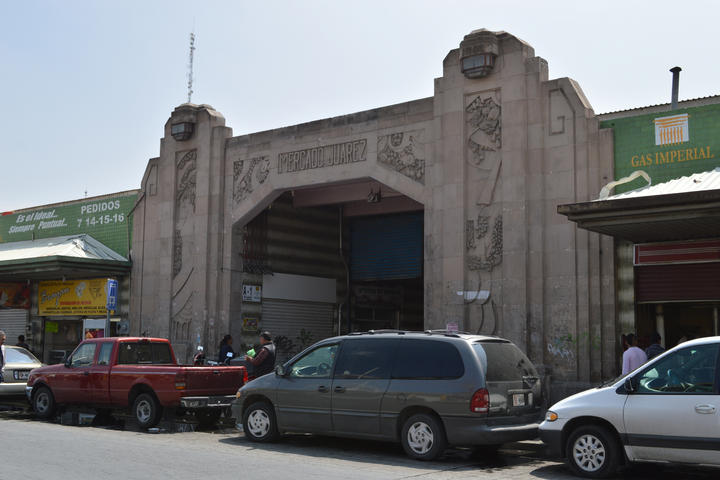 Agoniza. Las fachadas actuales, último rastro de Art Decó en el mercado, se observan afectadas por rayones de grafiti y falta de mantenimiento.