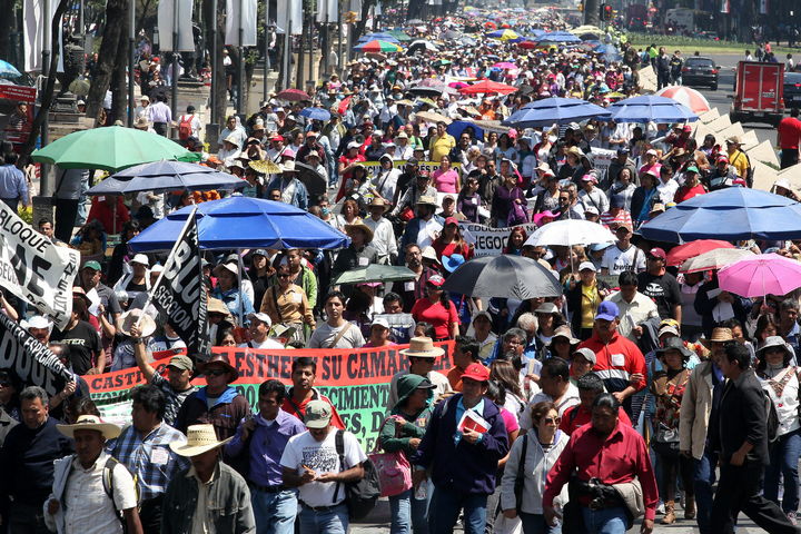 Rechazan. Maestros marchan para rechazar la Reforma Educativa promulgada recientemente por Enrique Peña Nieto.