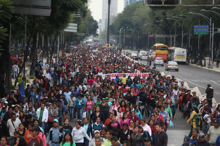 Protesta. Maestros disidentes mexicanos volvieron a bloquear una avenida de la Ciudad de México.