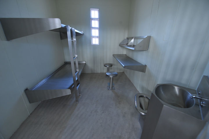Trato individualizado. Las celdas están diseñadas para dar un trato individualizado a cada interno, y cuentan con camas, un pequeño escritorio, lavamanos y retrete. (Ramón Sotomayor) 
