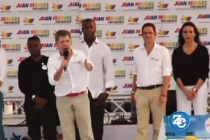 El mandatario colombiano orinó en medio de una charla con habitantes de Barranquilla. (YouTube)