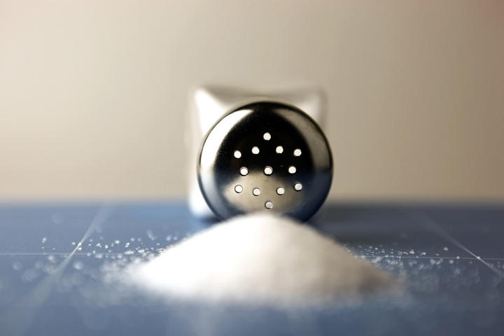 La sal es tan adictiva como la cocaína no sólo por sus efectos dañinos, sino porque genera una necesidad de consumo en las personas. (ARCHIVO)