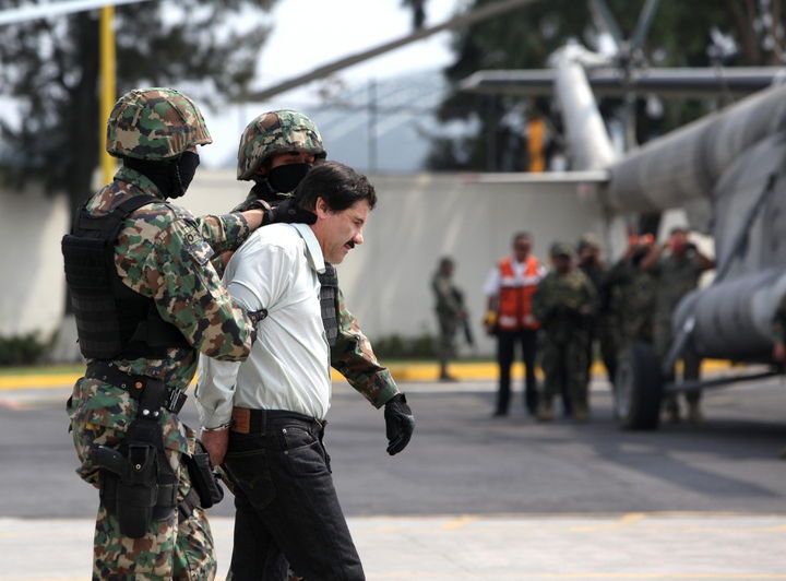 Detención. Militares conducen a Joaquín Guzmán Loera.