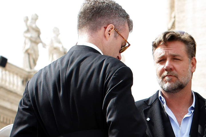 Encuentro. El actor Russell Crowe viajó al Vaticano para buscar una entrevista con el Papa.