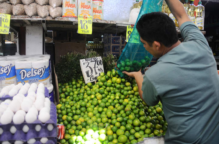 A pesar de que no hay suficiente abasto de limón en el mercado doméstico, las exportaciones continúan porque los productores y comercializadores mexicanos adquirieron con anterioridad esos compromisos. (Archivo) 
