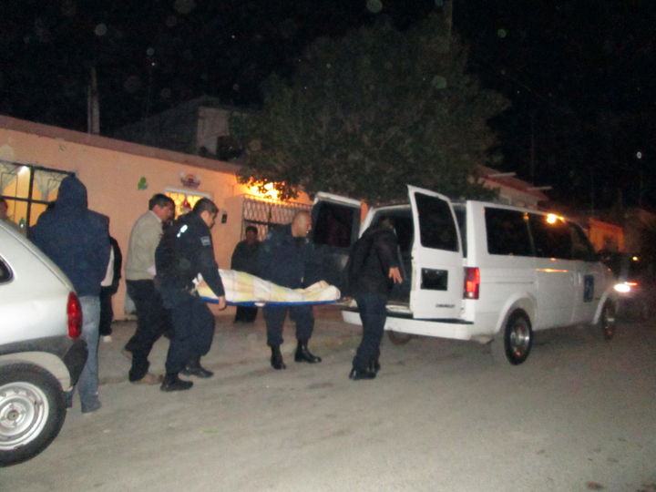 Deceso. Compañeros de la oficial cargaron la camilla en la que la colocaron y la subieron a la carroza que la trasladó al Semefo.