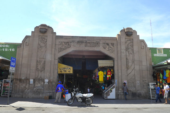 Un lugar histórico. El Mercado Juárez de Torreón fue inaugurado en 1907,  fue nombrado de esa forma debido a la simpatía que tenía el alcalde Benito Flores con el 'Benemérito de las Américas'. 