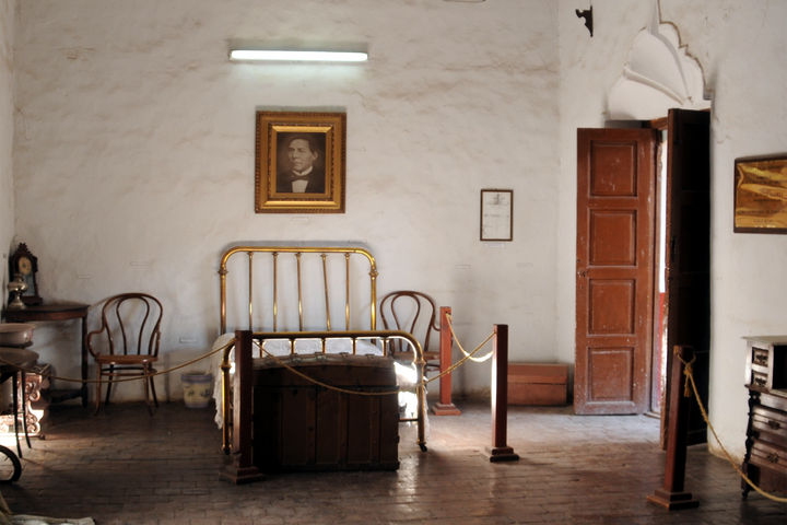 Juárez también visitó Mapimí. Benito Juárez llegó al poblado de Mapimí en el mes de septiembre de 1864,  se quedó varios días en una casa sencilla que actualmente tiene las funciones de un museo,  aún se pueden observar algunos de los objetos que utilizó el presidente.