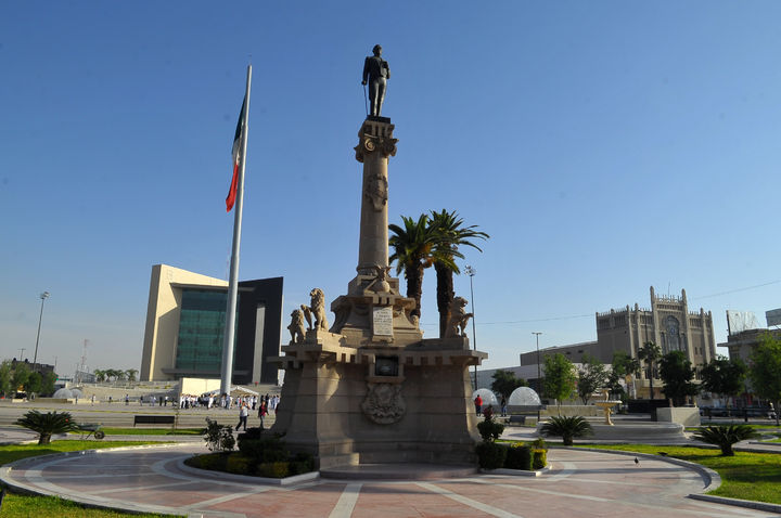 Un tributo al 'Benemérito de las Américas'. Fue en el año de 1915 cuando se inauguraron oficialmente la plazuela y el monumento a Benito Juárez en la zona Centro de Torreón,  actualmente son parte de la explanada de la Plaza Mayor que alberga la nueva presidencia municipal. 