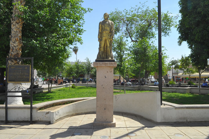 Honran su paso por Gómez Palacio. El presidente Juárez caminó por las calles de Gómez Palacio los primeros días de septiembre de 1864,  su paso fue honrado con un monumento en la Plaza de Armas.