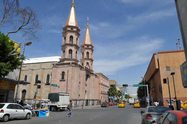 La vialidad más larga. La avenida Juárez de Torreón fue nombrada de esa forma desde antes de que Torreón fuera elevada a ciudad en 1907,  es actualmente la vialidad de mayor longitud de la ciudad. 
