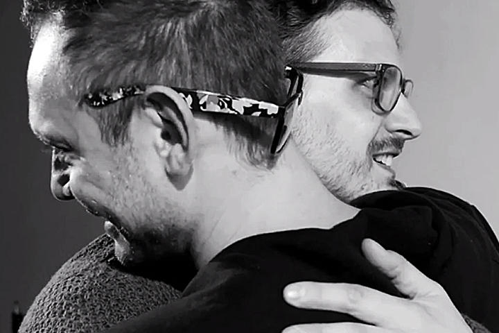 The First Hug Gay es un experimento para analizar las reacciones de personas homofóbicas y homosexuales al abrazarse. (YouTube)