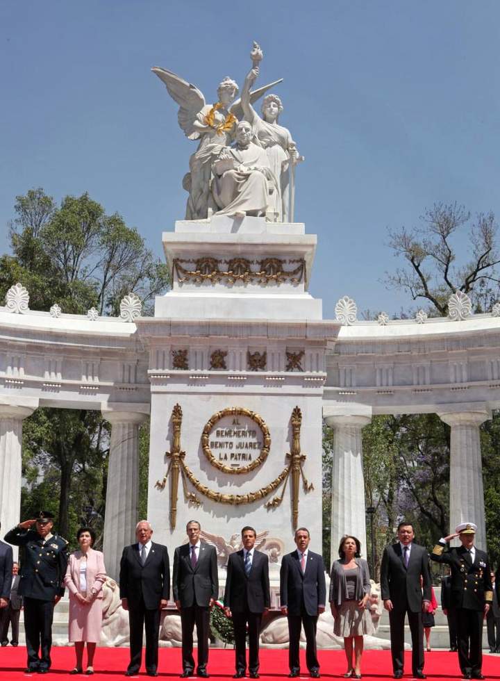 En el Hemiciclo a Juárez, el jefe del Ejecutivo federal montó guardia de honor. (EL UNIVERSAL)