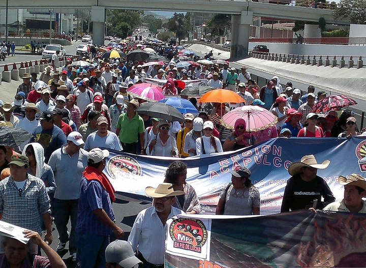 Desde el mediodía, maestros y miembros de organizaciones sociales marcharon e iniciaron un bloqueo total en la autopista. (EL UNIVERSAL)