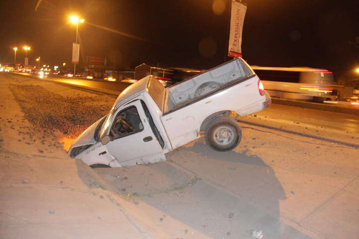 El vehículo siniestrado fue la camioneta Ford F-150 color blanco, con placas de circulación FT-61347 del estado de Durango, cuyo conductor huyó del lugar antes de que arribaran las autoridades. (EL SIGLO DE TORREÓN)
