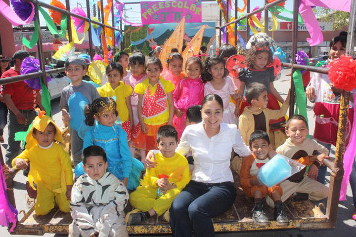 Desfile. Ataviados con disfraces alusivos a la llega de la primavera, los pequeños desfilaron por las calles de San Pedro.