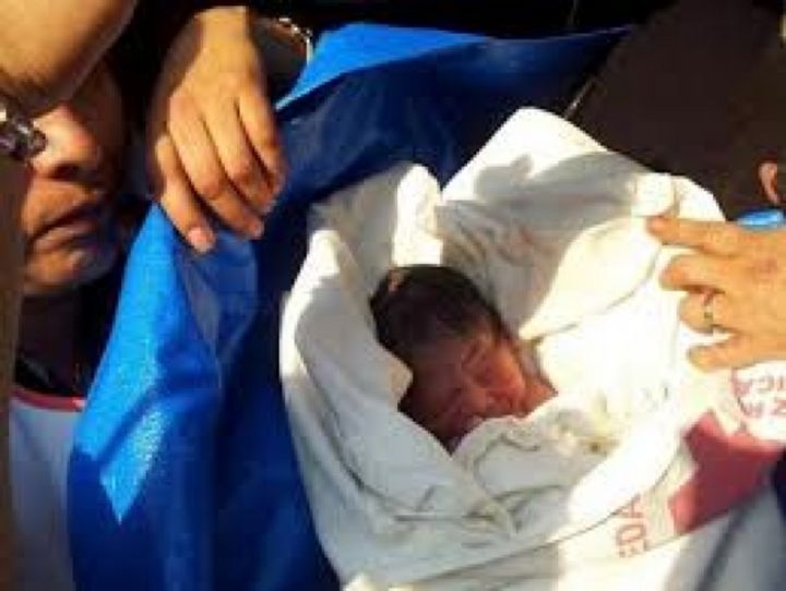 Familia. El bebé nació afuera del hospital de Oaxaca, debido a que no se contaba con horario vespertino en la clínica. 