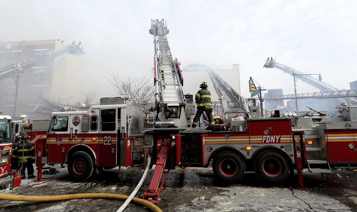 Derrumbe. Varios bomberos trabajan en la extinción de un incendio declarado en un edificio del barrio de Harlem, Nueva York.