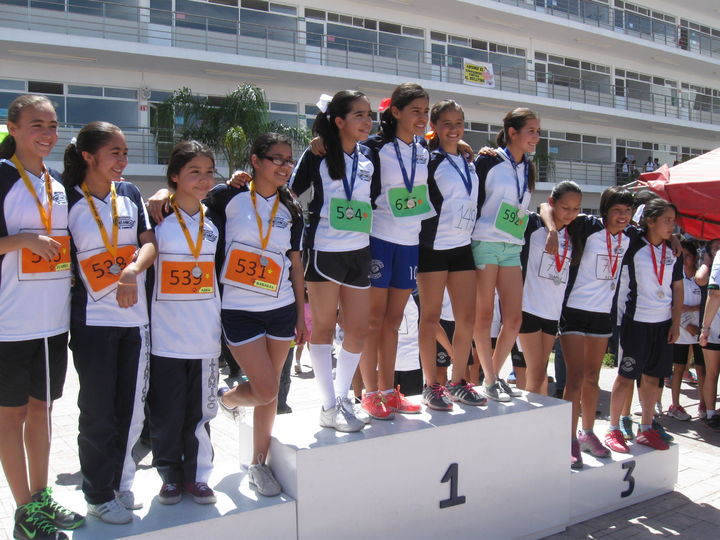 Tras un gran esfuerzo, la recompensa llegó para estas participantes de la Olimpiada 2014 del Instituto Británico de Torreón. Viven jornada olímpica en el Instituto Británico de Torreón