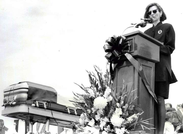Aniversario.- Diana Laura Riojas, viuda de Luis Donaldo Colosio, dando un discurso durante el funeral de su esposo, el 27 de marzo de 1994.