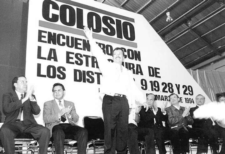 Mitin. Encuentro con la Estructura de los distritos 9, 19, 28 y 29, que se llevó a cabo en marzo de 1994. En la imagen aparece Donaldo Colosio saludando, acompañado de otras autoridades.