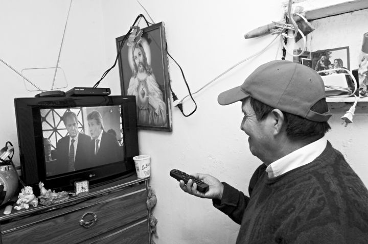 Señal digital. Un hombre observa su televisor analógico equipado con un decodificador que le permite recibir la señal digital.