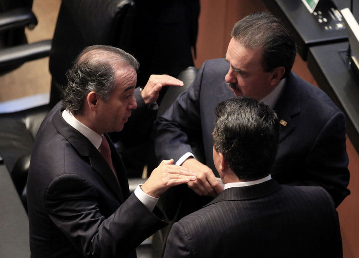 Discusión. Los senadores, Raúl Cervantes y Emilio Gamboa Patrón, durante la Sesión en el Senado de la República.
