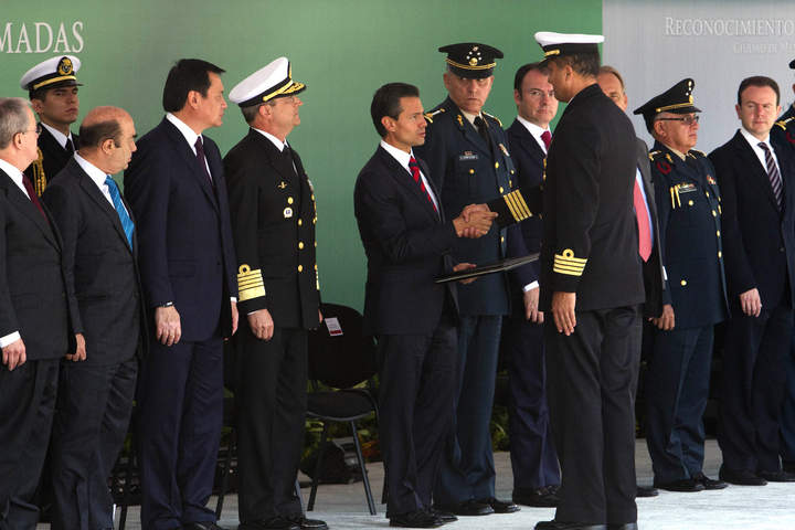 Peña Nieto entregó menciones honoríficas a 19 unidades de la Armada, Ejército y Fuerza Aérea. (Notimex) 