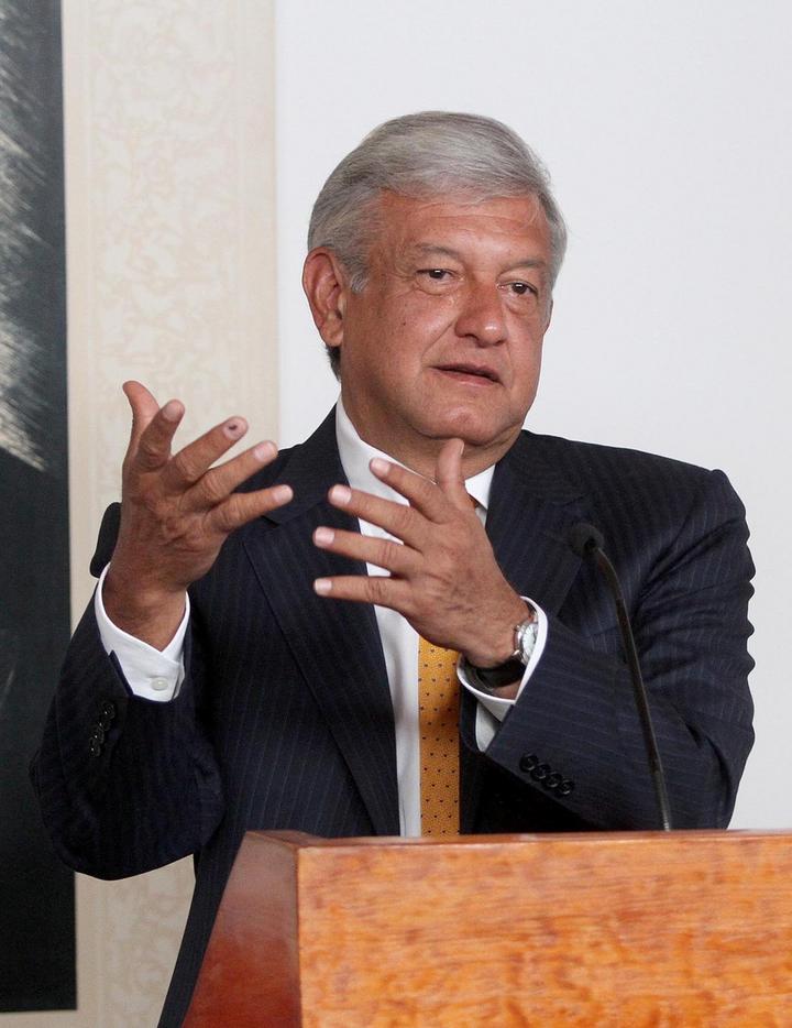 A fines del año pasado Morena dijo haber reunido más de un millón de firmas con ese fin. Esta tarde, López Obrador insistió en que reunirá 1.6 millones de firmas de ciudadanos para concluir el proceso formal de petición de consulta. (Archivo)