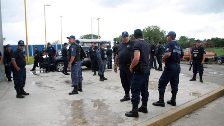 Mantienen policías protestas en Tabasco