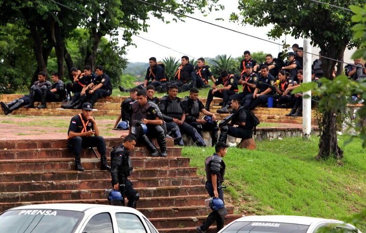 Paro. Un grupo de policías descansa en una plaza durante una huelga general. Se les acusa de delito de rebelión.