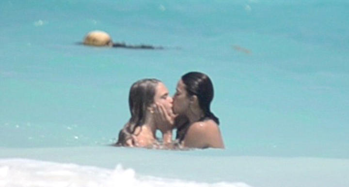 Cara Delevingne y Michelle Rodriguez no escondieron su amor ante los fotógrafos. (Tomada del sitio DailyMail.co.uk) 