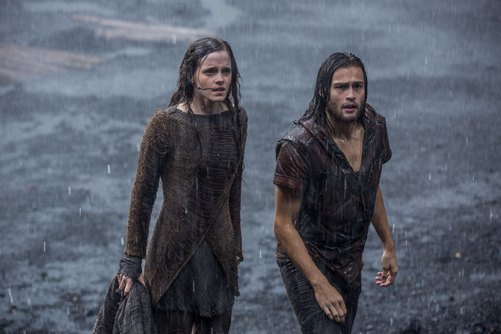 Escena. La actriz Emma Watson, izquierda, y Douglas Booth en una escena de Noé.