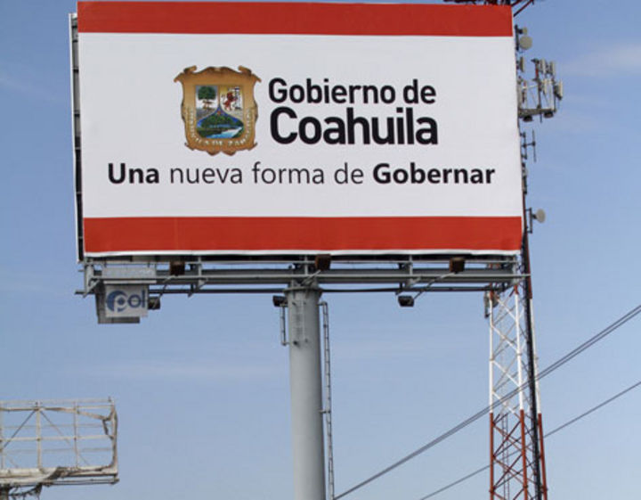 Propaganda. En la imagen aparece un espectacular en la calle, el cual exhibe publicidad oficial de Coahuila.