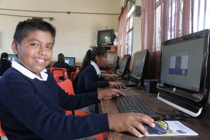 Aula. En la imagen un estudiante de educación básica se encuentra trabajando con una computadora. 