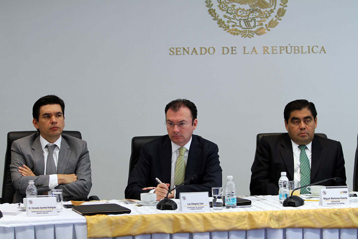 Rueda de prensa. El secretario de Hacienda, Luis Videgaray, durante la reunión con senadores perredistas para analizar la reforma.