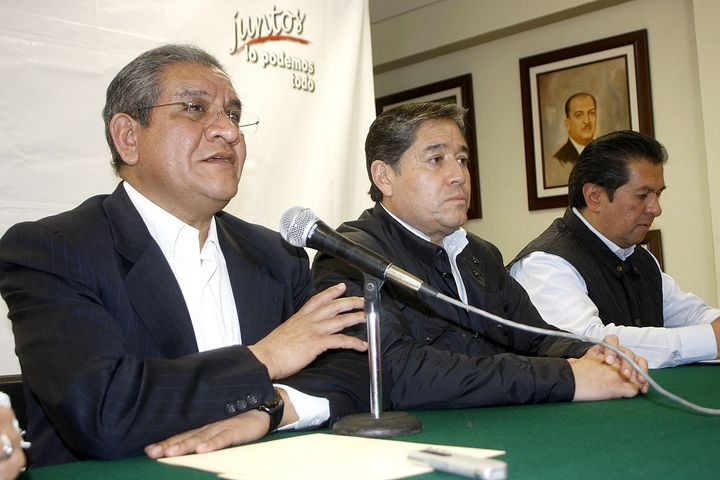 Conferencia. Damián Canales Mena (izq.), acompañado por el entonces secretario de gobierno, Gerardo González.