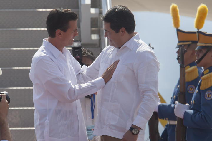 A las 14:50 horas, tiempo local, el Ejecutivo mexicano descendió del avión TP01 y fue recibido oficialmente por el presidente de Honduras Juan Orlando Hernández Alvarado, (EFE)