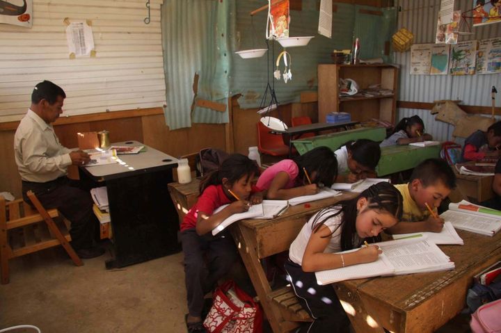 Aula. Alumnos de nivel básico acuden a la primaria 'Insurgentes de la Paz', en Oaxaca.